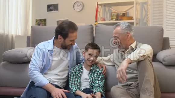 父亲和儿子消遣享受拜访祖父慢动作视频的预览图