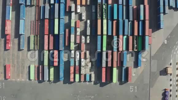 巴塞罗那港的无人机用集装箱射击视频的预览图