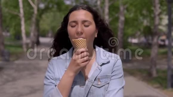 美丽的女孩在炎热的夏天吃冰淇淋视频的预览图
