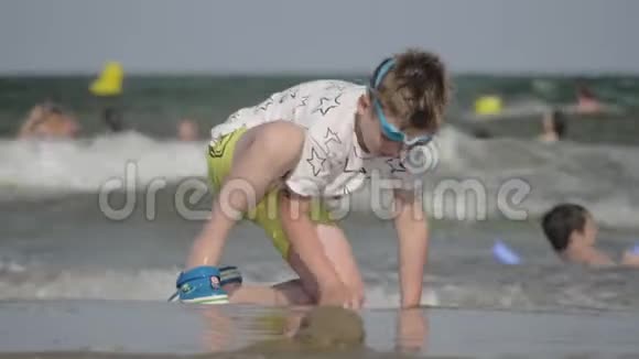 男孩在海边度过炎热的夏日视频的预览图