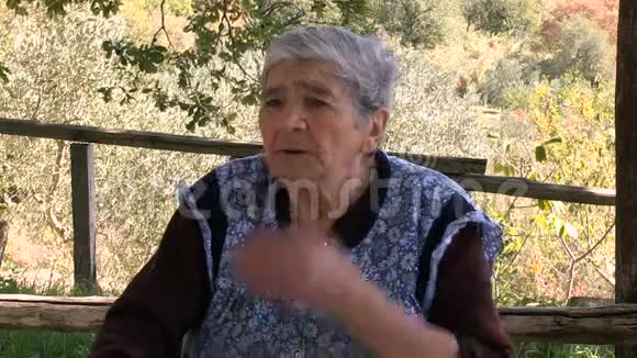 一位上了年纪的老妇人讲述了她儿子的故事视频的预览图