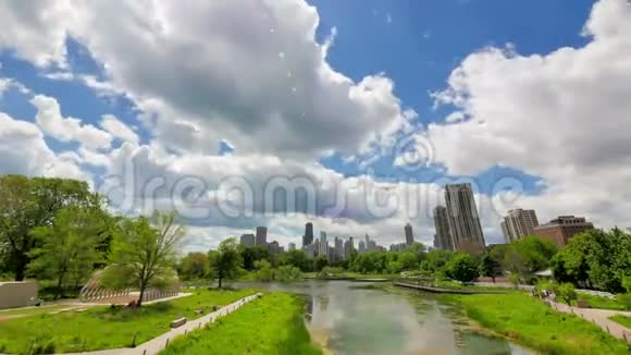 从林肯公园穿越芝加哥天际线视频的预览图