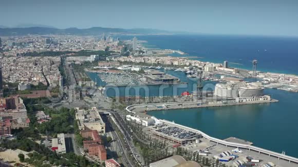 巴塞罗那沿海地区的无人机飞行视频的预览图