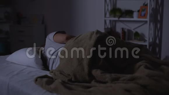 年轻女性带着婴儿起床早晨起床白天的日常生活视频的预览图