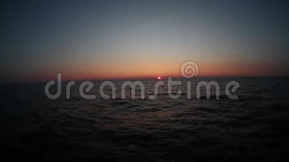 夏天日落时乘船出海视频的预览图