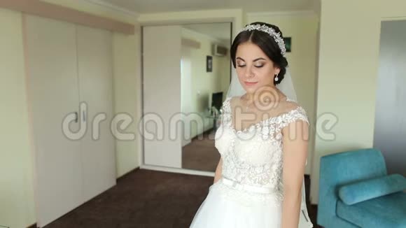 穿白色婚纱的可爱温柔新娘的肖像视频的预览图