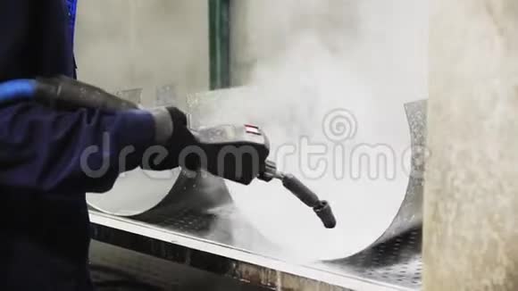 工人用水和蒸汽清洗金属零件视频的预览图