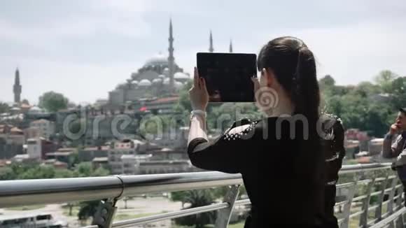 女游客站在石碑上拍照美丽的城市景色土耳其视频的预览图