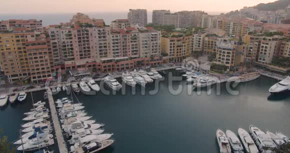 摩纳哥蒙特卡洛镇游艇和帆船停泊在码头上景港视频的预览图