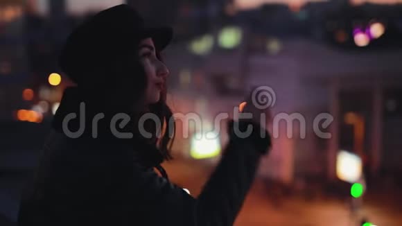 站在梯田上的女人环顾四周享受夜晚城市的平静视频的预览图