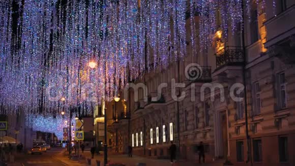 装饰着紫色灯光的夜城街道建筑物的正面4K视频的预览图