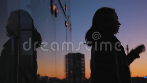 在夕阳的背景下一幅幅奇怪的女性肖像剪影视频的预览图