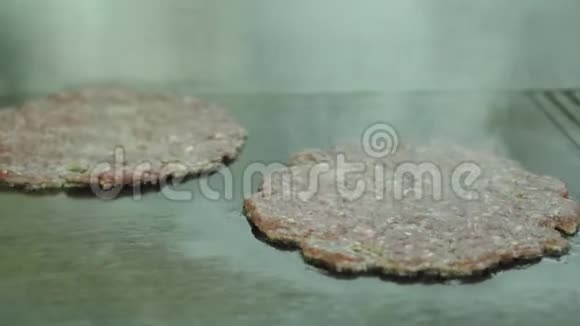 为汉堡煮牛肉和猪肉馅饼厨师检查锅中肉的准备情况视频的预览图