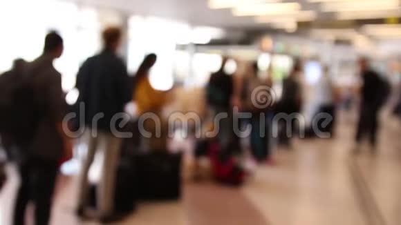 机场门口排队的人的镜头视频的预览图