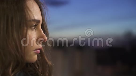 一幅美丽的长发年轻女子站在外面望着远处视频的预览图