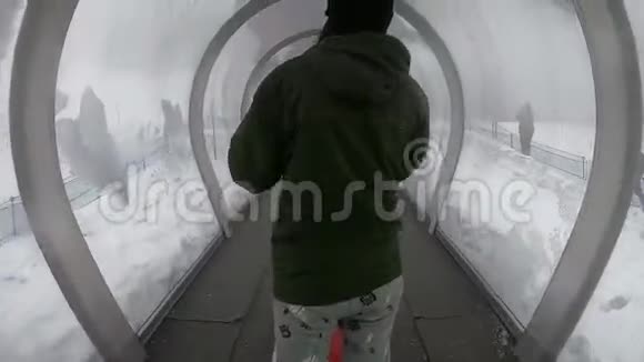 在日本滑雪胜地滑雪扶梯上旅行的妇女视频的预览图