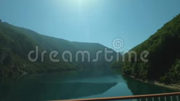 黑山的塔拉山河自然景观通过公共汽车窗口在移动去比奥格勒湖的路上视频的预览图