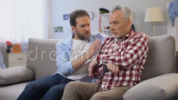 中年男性安慰退休父亲患失去妻子抑郁视频的预览图