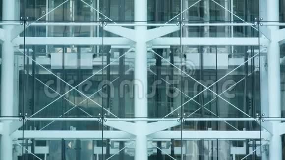 摩天大楼外玻璃电梯商业建筑倾斜射击视频的预览图