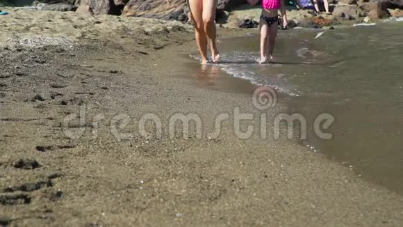 小女孩和妈妈在沙滩上跑步视频的预览图