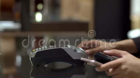 客户使用信用卡支付信贷交易视频的预览图