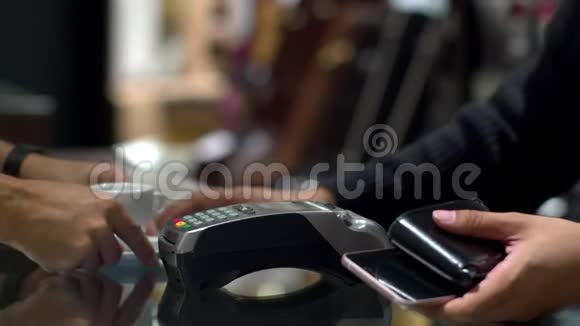顾客凭信用卡付款视频的预览图