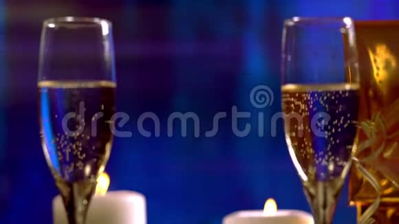 两杯优雅的香槟酒旋转观景视频的预览图