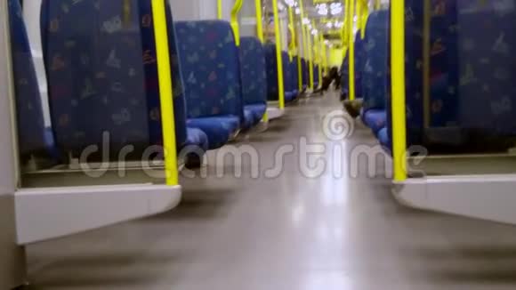 火车座位和过道的低角度视图视频的预览图