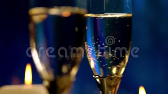 在两个旋转的香槟杯上视频的预览图