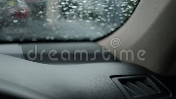 在雨季的雨滴背景下关闭汽车面板视频的预览图