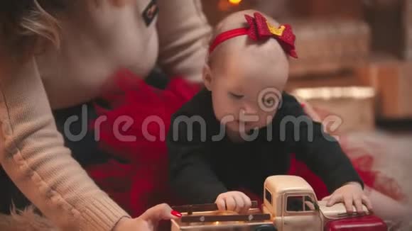 圣诞节一个小女孩在玩玩具车视频的预览图