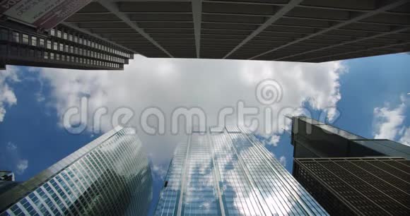 仰望下城区的摩天大楼商务大楼飞机飞过天空中翻滚的城市云视频的预览图