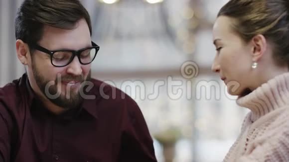 结婚求婚后幸福的男人和女人牵手视频的预览图