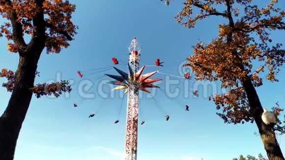 天空背景中的高旋转木马视频的预览图