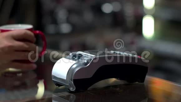 客户使用智能手机支付信用交易咖啡厅视频的预览图