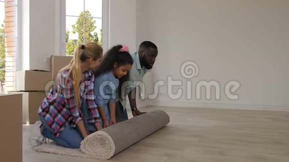 爱的家人躺在地毯上滚在地上视频的预览图