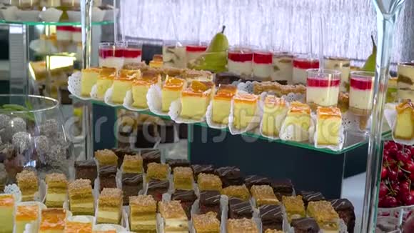 有糖果蛋糕和糕点的宴会视频的预览图