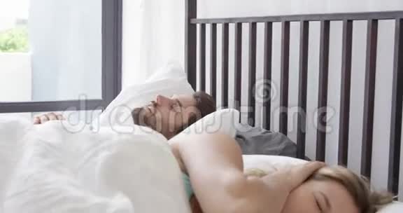 一个女朋友睡不着因为他的男朋友打鼾大声视频的预览图