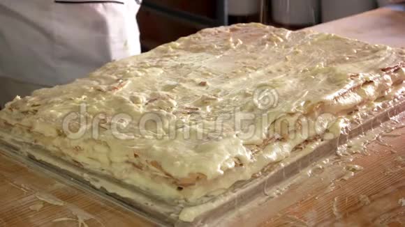 糕点厨师用饼干屑装饰蛋糕视频的预览图