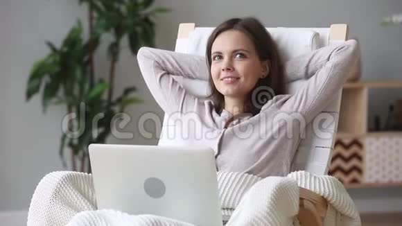 梦中女孩坐在椅子上拿着笔记本电脑在家休息视频的预览图