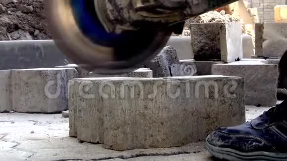 施工现场一名工人用角磨机切断一块铺板尘土飞扬视频的预览图