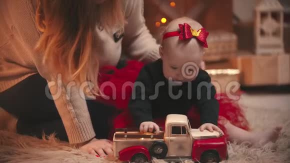 圣诞工作室一个小女孩在玩玩具车视频的预览图