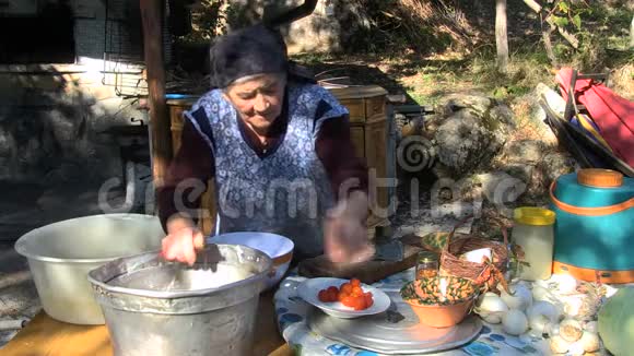 一位年长的农场老女人切西红柿准备一份古老的配方MF视频的预览图