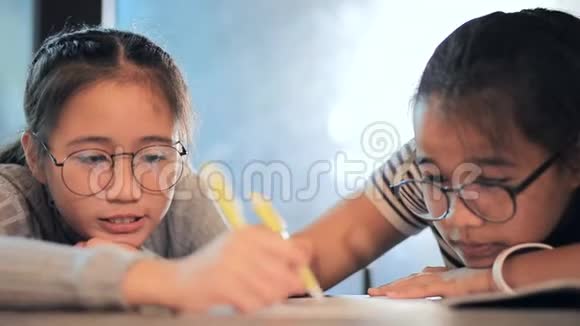 亚裔少年在学校桌上写东西视频的预览图