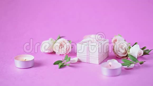 玫瑰花蕾粉红色背景上的花瓣贺卡的概念婚礼情人节生日视频的预览图