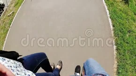 两个朋友在夏天走在街上友谊在缓慢地运动视频的预览图