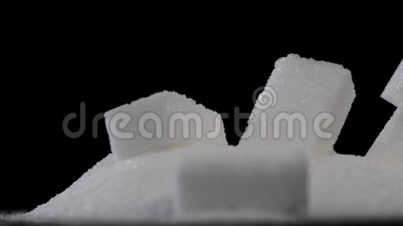 糖块落在黑底糖堆上视频的预览图