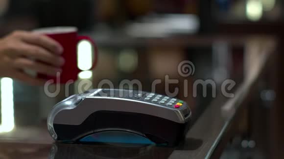 客户使用智能手机支付信用交易咖啡厅视频的预览图