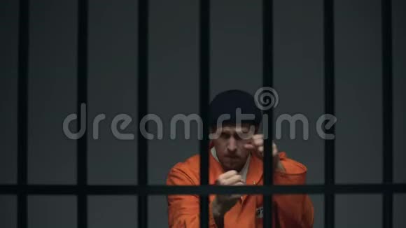 白种人男性囚犯在牢房里打拳击在监狱里闲暇时间爱好视频的预览图