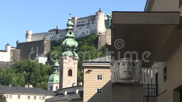 Festspielhaus与奥地利萨尔茨堡内城霍亨萨尔茨堡堡垒视频的预览图